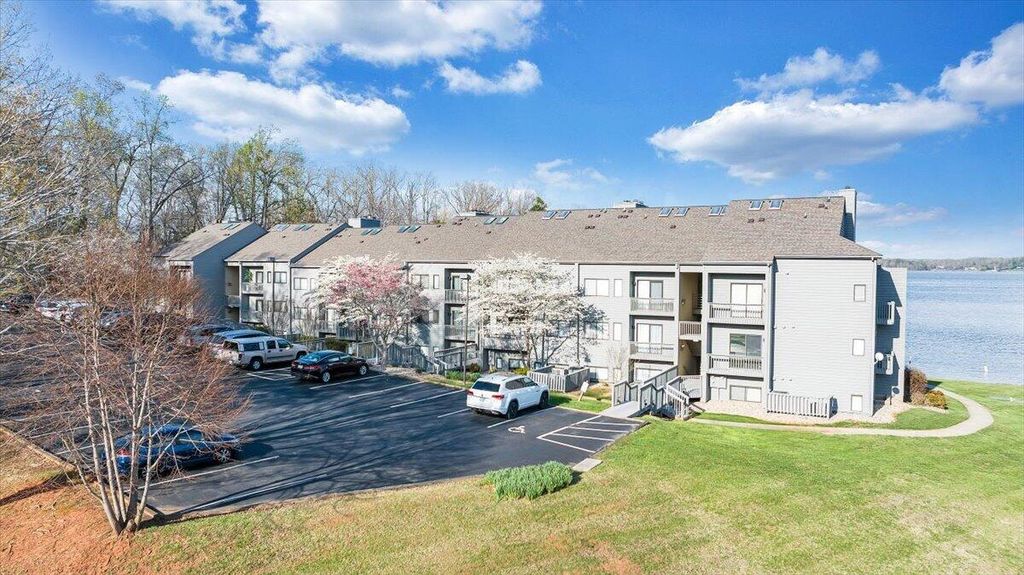 75 Woodbridge Cir Unit 1114, Moneta, VA 24121