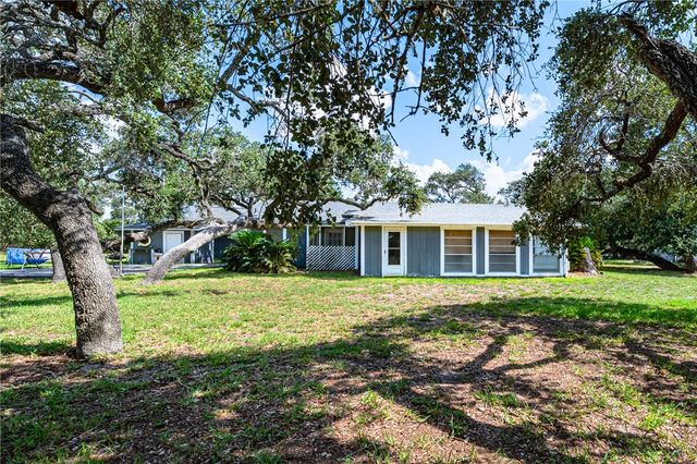 164 Fourth St, Rockport, TX 78382