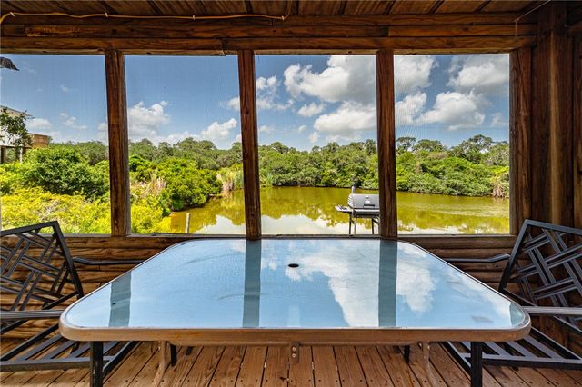 164 Fourth St, Rockport, TX 78382