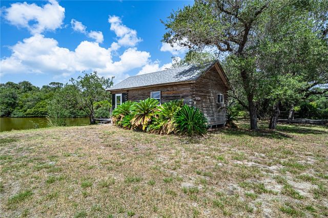 164 Fourth St, Rockport, TX 78382