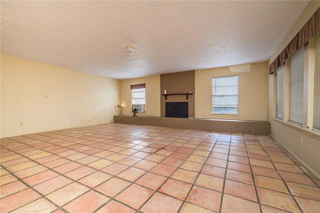 164 Fourth St, Rockport, TX 78382