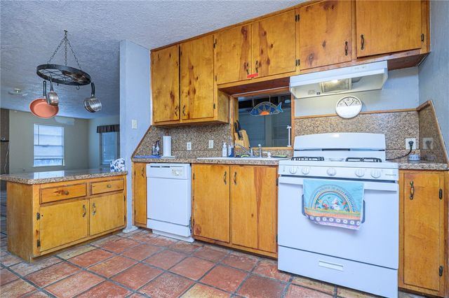 164 Fourth St, Rockport, TX 78382