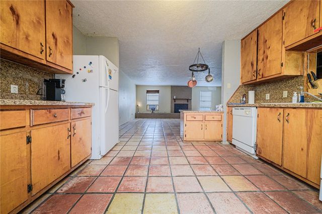 164 Fourth St, Rockport, TX 78382