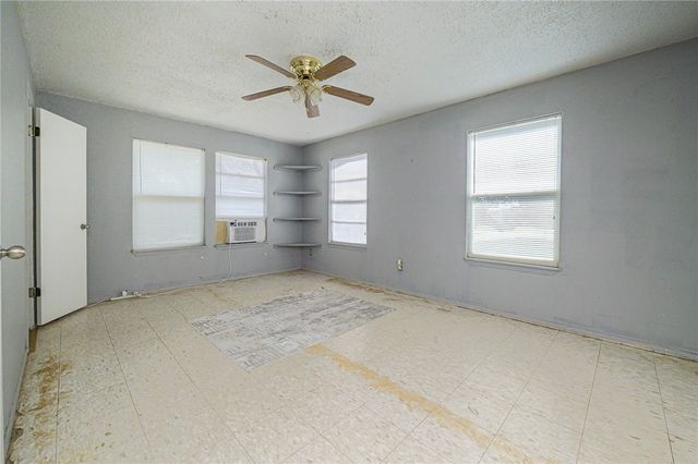 164 Fourth St, Rockport, TX 78382