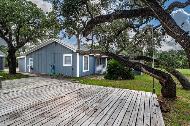 164 Fourth St, Rockport, TX 78382