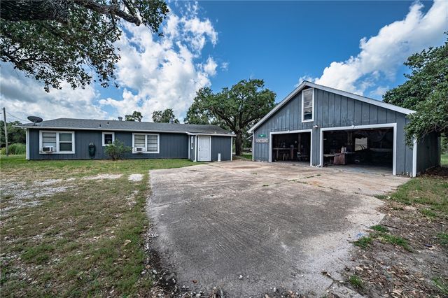 164 Fourth St, Rockport, TX 78382
