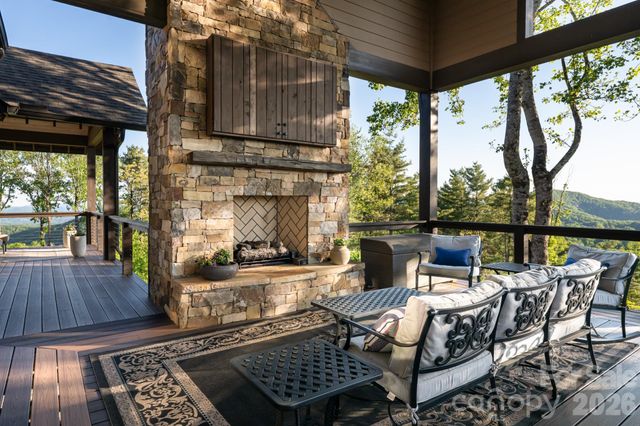31 Bear Tree Court, Hendersonville, NC 28792