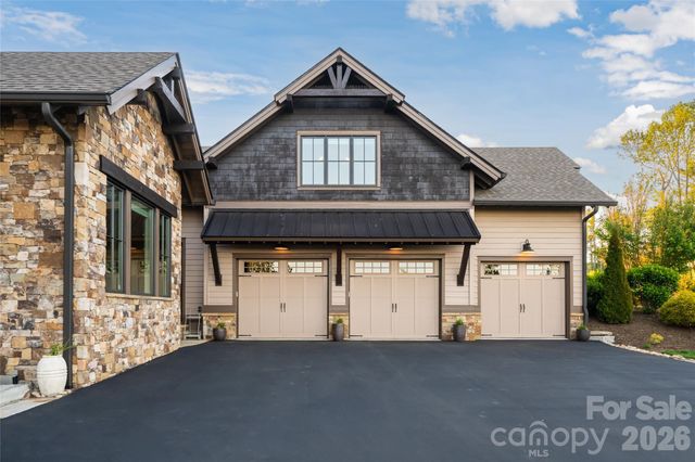 31 Bear Tree Court, Hendersonville, NC 28792