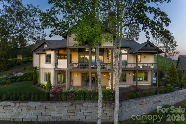31 Bear Tree Court, Hendersonville, NC 28792
