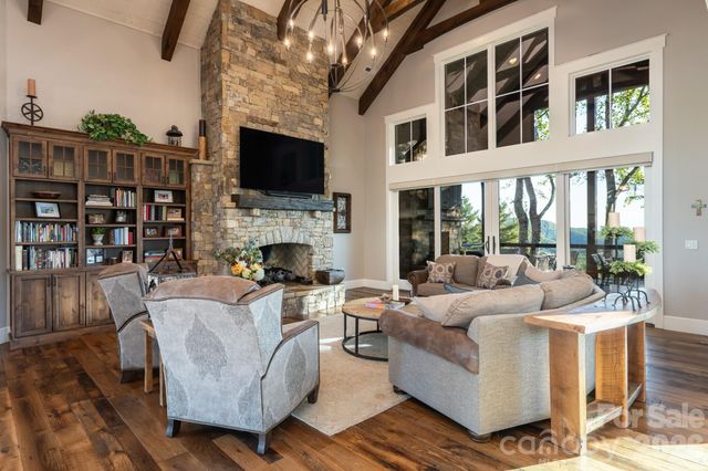 31 Bear Tree Court, Hendersonville, NC 28792