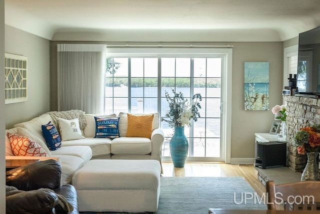 15677 17th Road, Garden, MI 49835