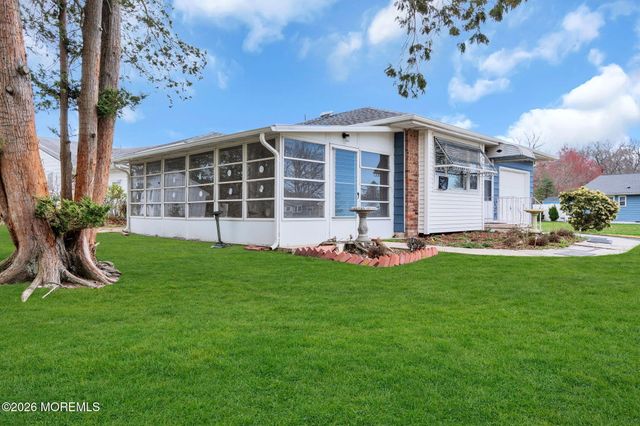 25 Gardenia Way, Toms River, NJ 08755