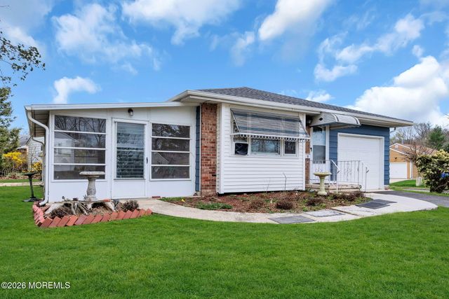 25 Gardenia Way, Toms River, NJ 08755