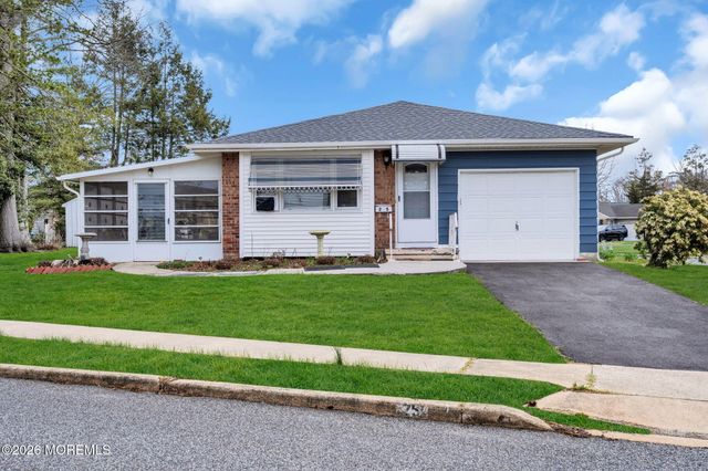 25 Gardenia Way, Toms River, NJ 08755