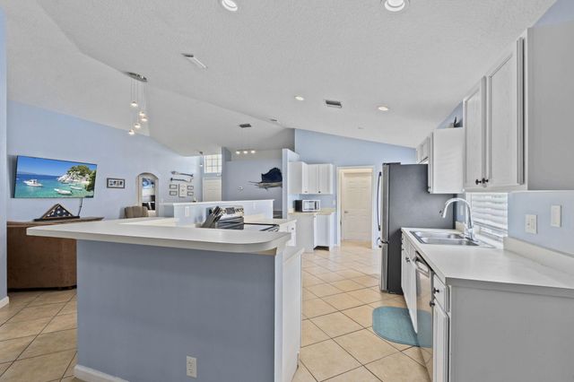 864 NW Waterlily Place, Jensen Beach, FL 34957