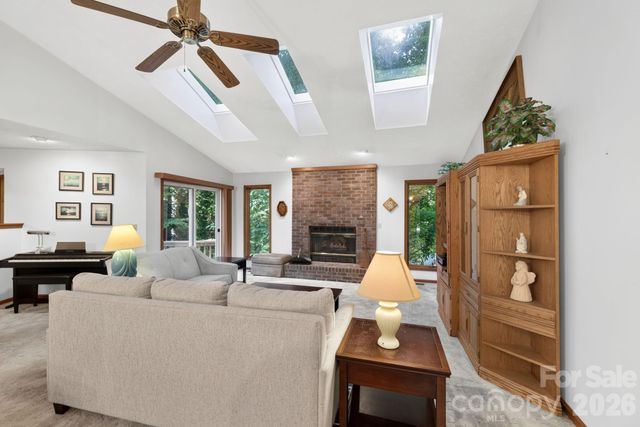 18 E Rosewood Trail, Hendersonville, NC 28739