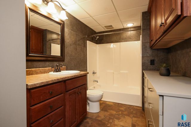 604 Emmett Trl, Harrisburg, SD 57032
