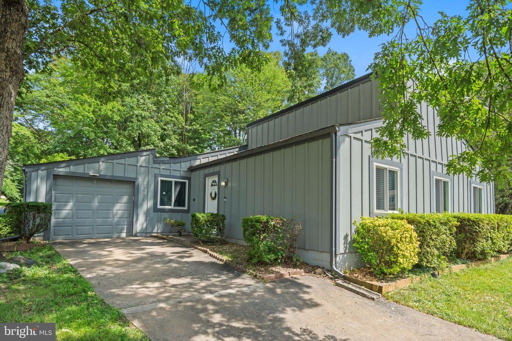 12201 NUTMEG LN, Reston, VA 20191