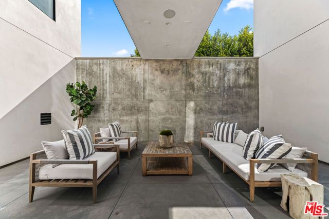 12119 Travis Street, Los Angeles, CA 90049