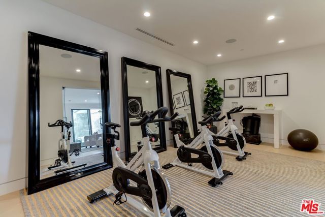 12119 Travis Street, Los Angeles, CA 90049