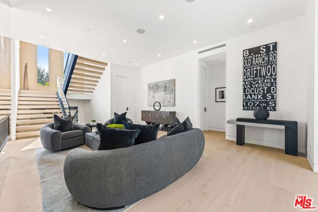12119 Travis Street, Los Angeles, CA 90049