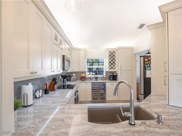 13000 Castle Harbour DR J3, Naples, FL 34110