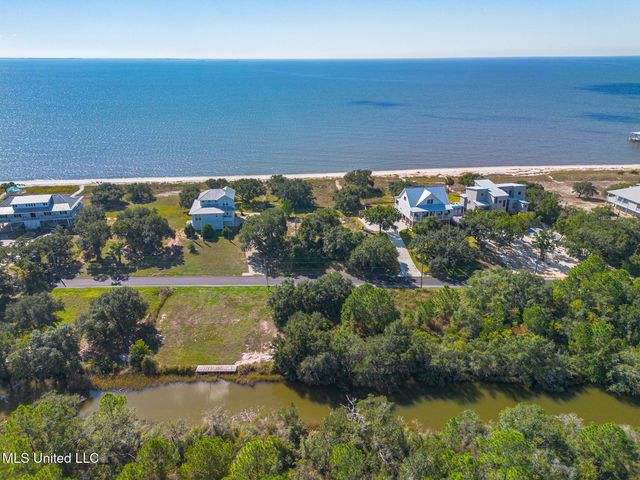 7205 Belle Fontaine Drive, Ocean Springs, MS 39564