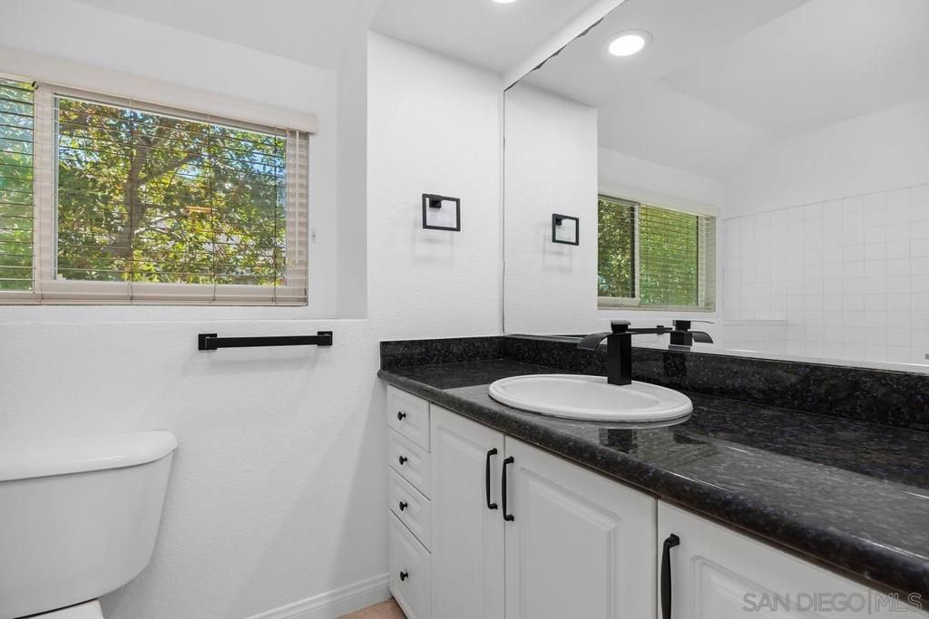 Image 11 of property listing at 1564 Tanglewood Ln 15, Escondido, CA 92029