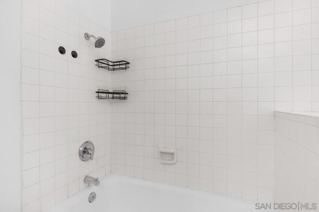 Image 12 of property listing at 1564 Tanglewood Ln 15, Escondido, CA 92029