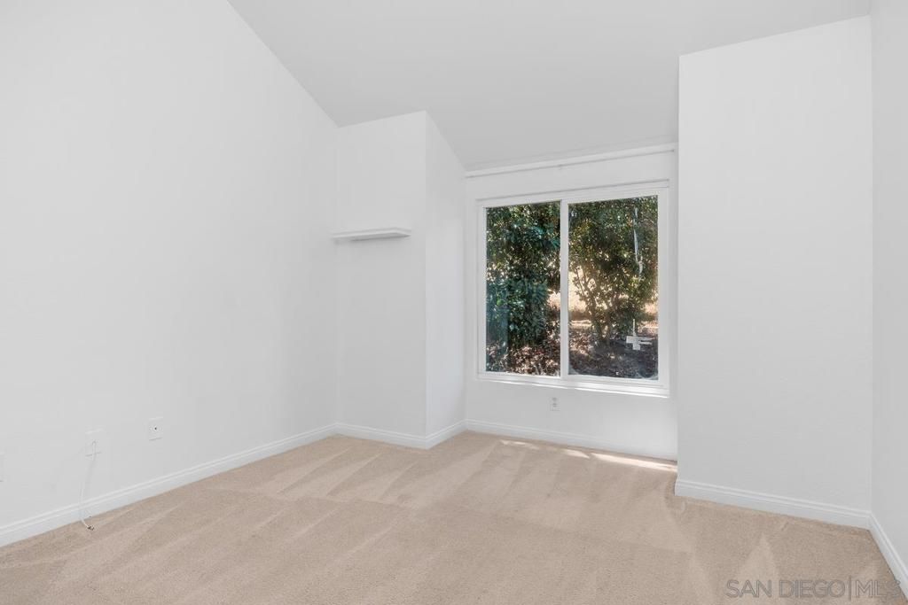Image 14 of property listing at 1564 Tanglewood Ln 15, Escondido, CA 92029