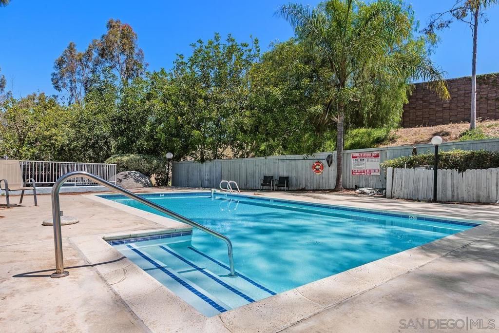 Image 2 of property listing at 1564 Tanglewood Ln 15, Escondido, CA 92029
