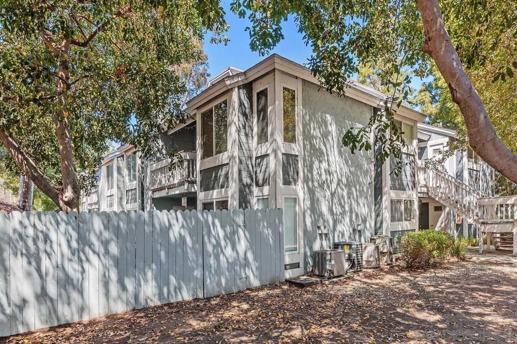 Image 21 of property listing at 1564 Tanglewood Ln 15, Escondido, CA 92029