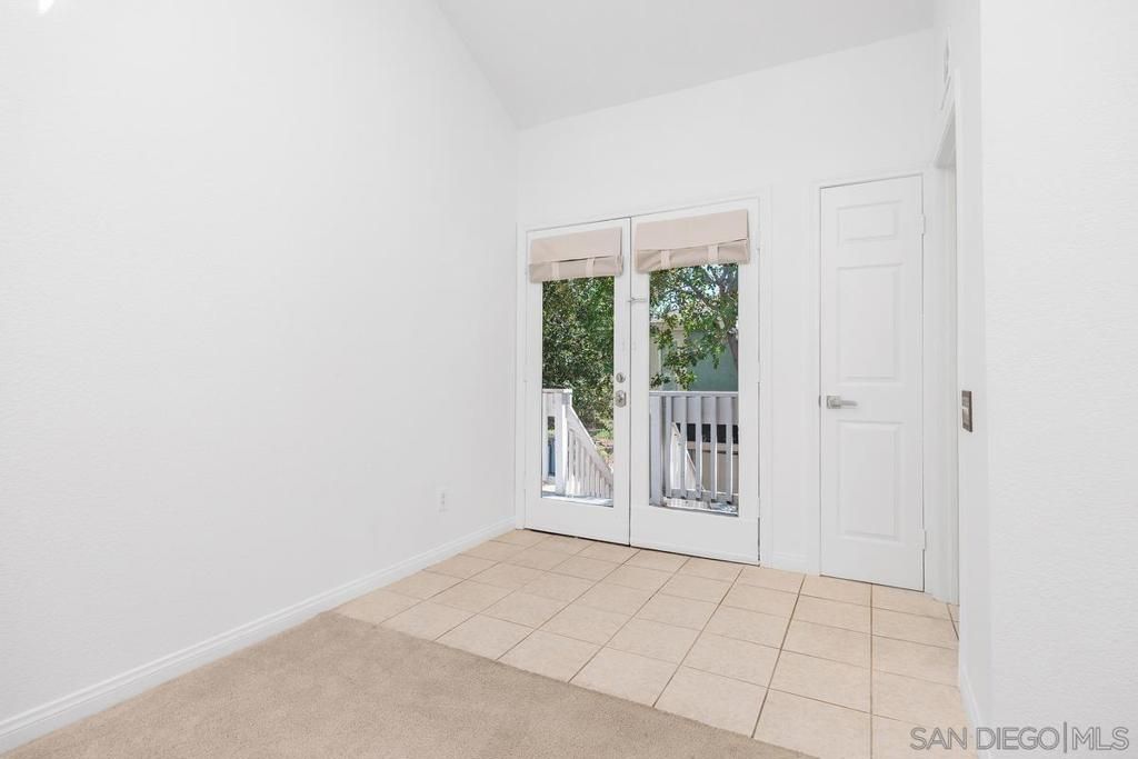 Image 4 of property listing at 1564 Tanglewood Ln 15, Escondido, CA 92029