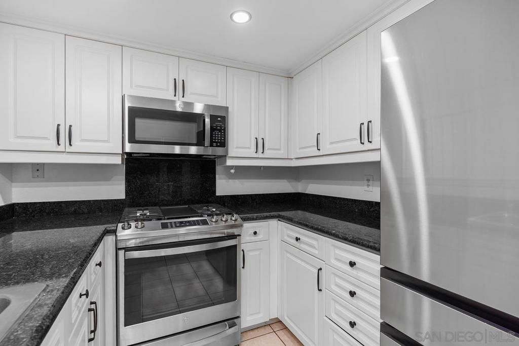 Image 7 of property listing at 1564 Tanglewood Ln 15, Escondido, CA 92029