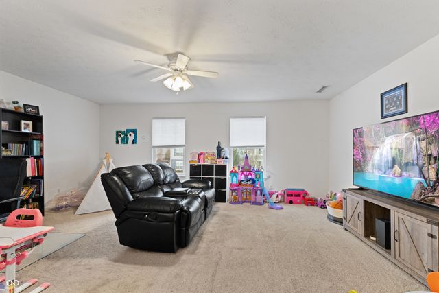 847 S Summerhaven Court, New Palestine, IN 46163