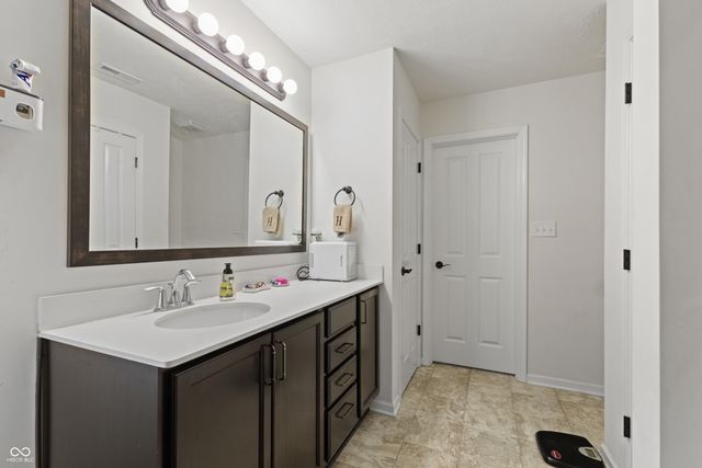 847 S Summerhaven Court, New Palestine, IN 46163