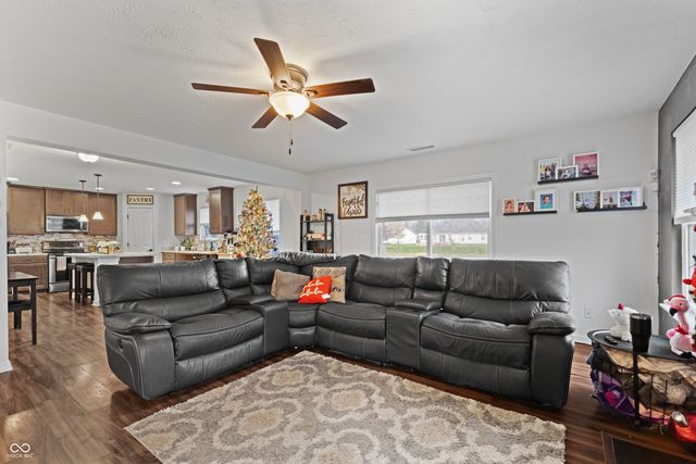 847 S Summerhaven Court, New Palestine, IN 46163