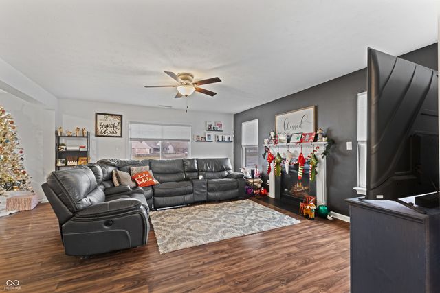 847 S Summerhaven Court, New Palestine, IN 46163