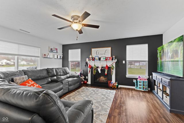 847 S Summerhaven Court, New Palestine, IN 46163