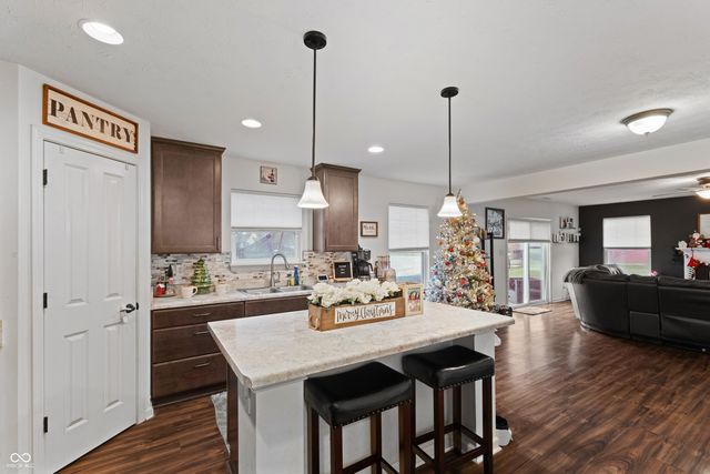 847 S Summerhaven Court, New Palestine, IN 46163