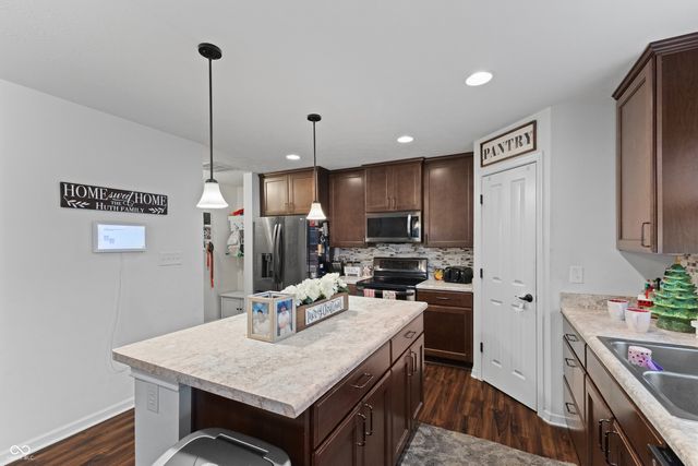 847 S Summerhaven Court, New Palestine, IN 46163