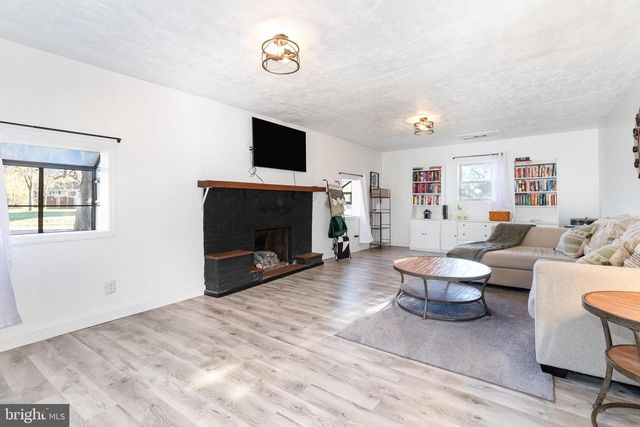 16 AMY DR, Harrisburg, PA 17112