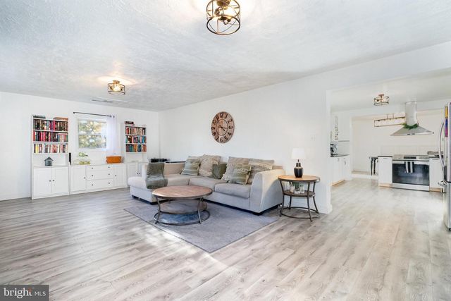 16 AMY DR, Harrisburg, PA 17112