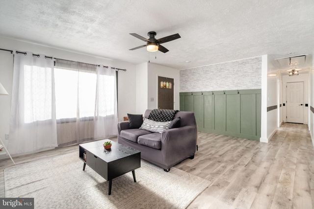 16 AMY DR, Harrisburg, PA 17112