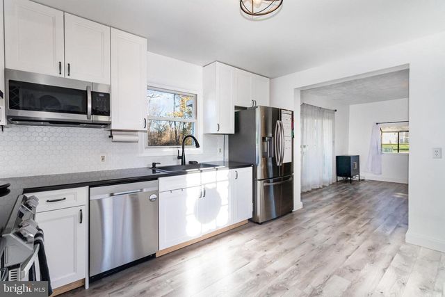 16 AMY DR, Harrisburg, PA 17112