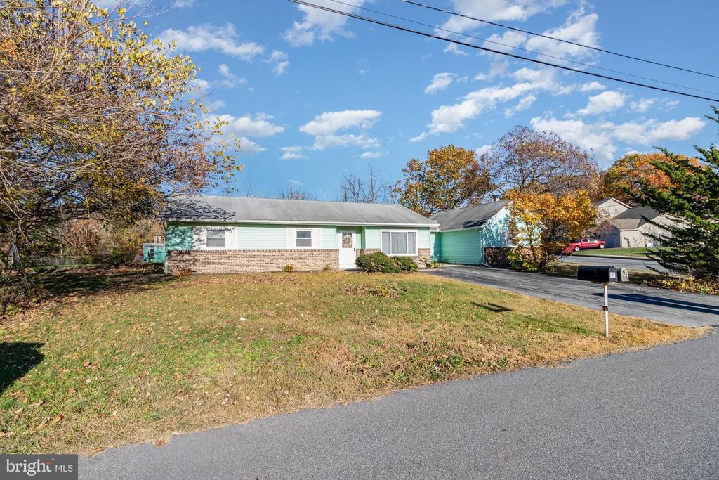 16 AMY DR, Harrisburg, PA 17112