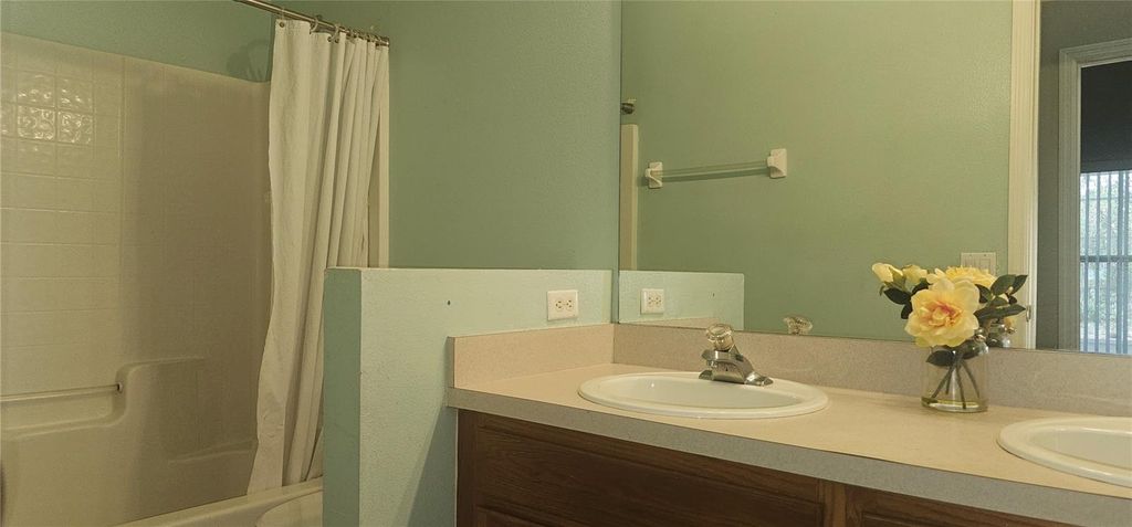 Image 16 of property listing at 10927 LEADER LANE, Orlando, FL 32825