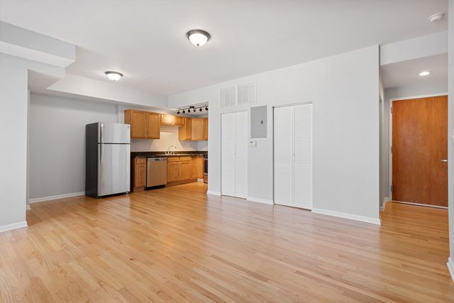 2451 W Howard Street 505, Chicago, IL 60645