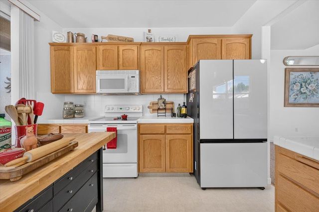 337 Village Drive, Dinuba, CA 93618