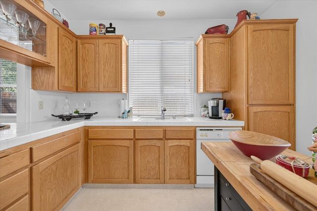 337 Village Drive, Dinuba, CA 93618